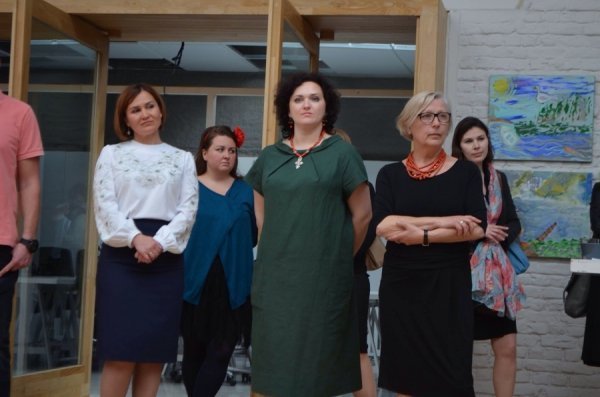 Волинські волонтери представили у Брюсселі виставку картин бійців АТО