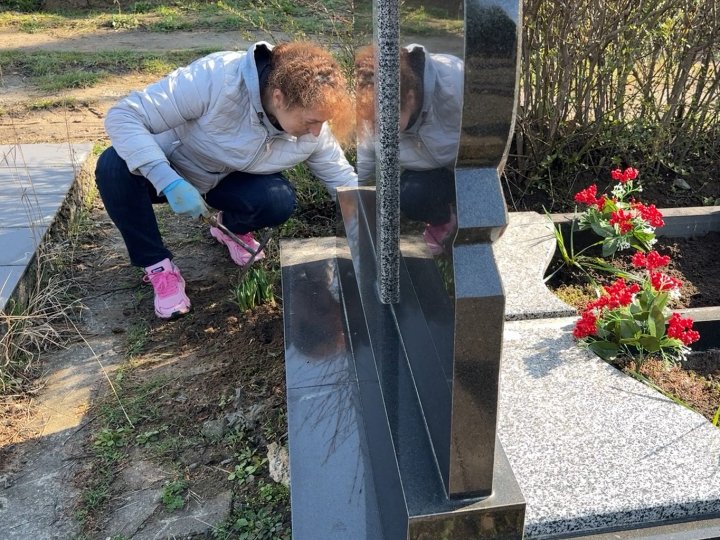 Перед Великоднем та Провідною неділею: як лучани прибирають на кладовищах