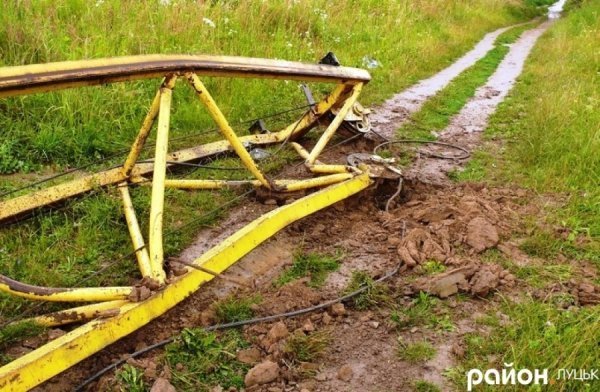 У Луцьку поблизу церкви завалився кран. ФОТО