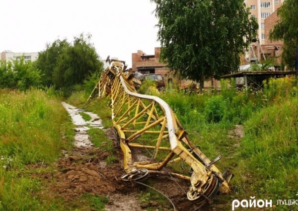 У Луцьку поблизу церкви завалився кран. ФОТО