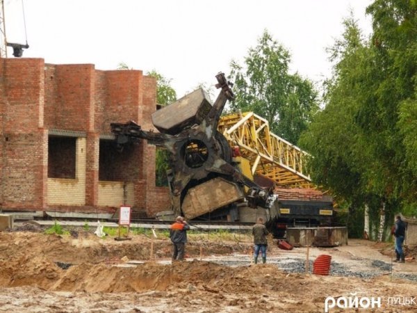 У Луцьку поблизу церкви завалився кран. ФОТО
