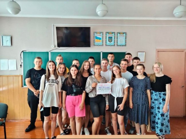 Замість святкувань: волинські випускники купили прилади нічного бачення для захисників України