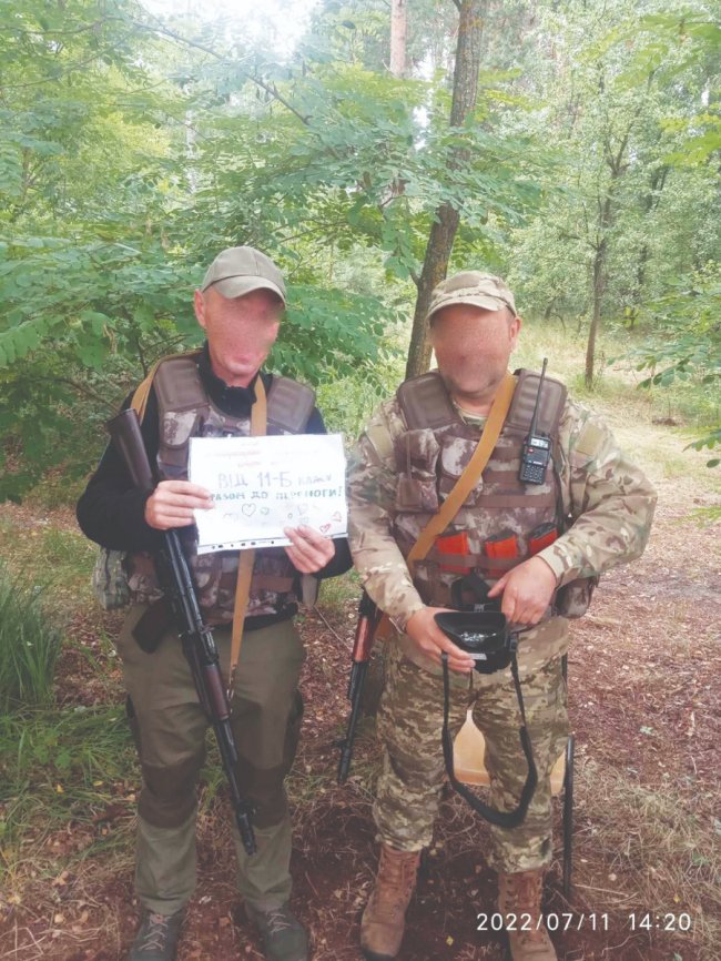 Замість святкувань: волинські випускники купили прилади нічного бачення для захисників України