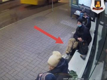 Хлопець, який розмалював лавку «розумної зупинки», зізнався і поприбирав