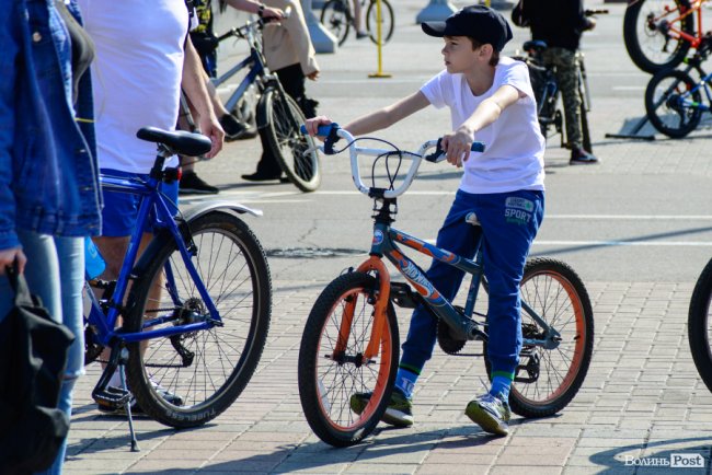 З дітками, собакою та у вишиванках: як лучани провели «Велодень-2019». ФОТО