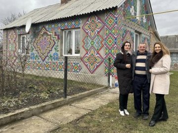 Хата-вишиванка: волинянин оздобив власний будинок пластмасовими кришечками