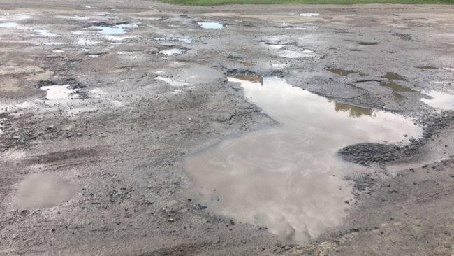 Волиняни скаржаться на жахливий стан дороги: чому досі не розпочинають ремонт