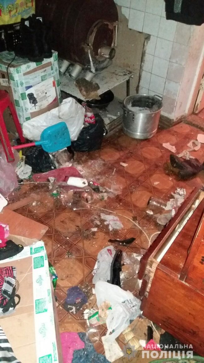 Голод, бруд і воші: жінка залишила без їжі трьох дітей