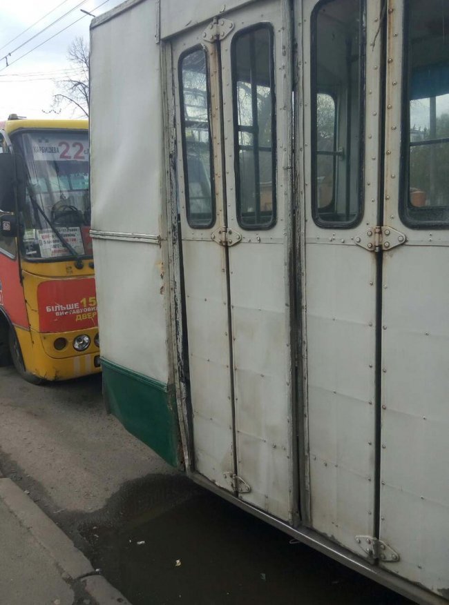 У Луцьку зіткнулися маршрутки та тролейбус