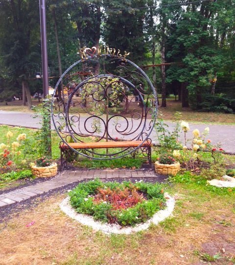 У луцькому парку встановили нову «романтичну» лавочку. ФОТО