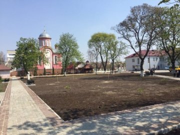 На території райлікарні на Волині відновлюють історичний парк. ФОТО