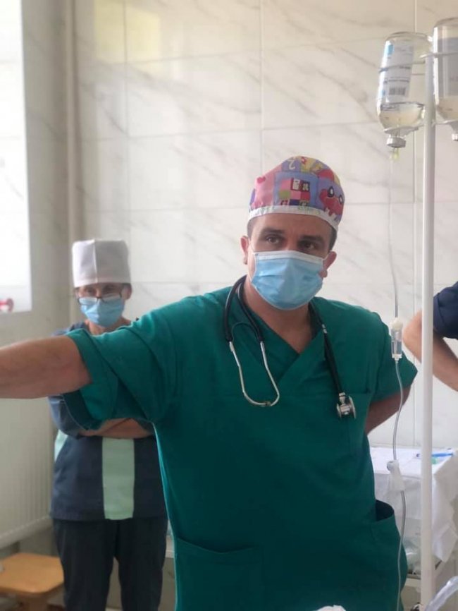 Волинський лікар видалив чималий камінь із жовчного пацієнта без розрізів 