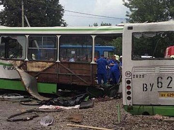 Аварія в Москві: вантажівка зі щебенем врізалася в автобус. ФОТО. ВІДЕО