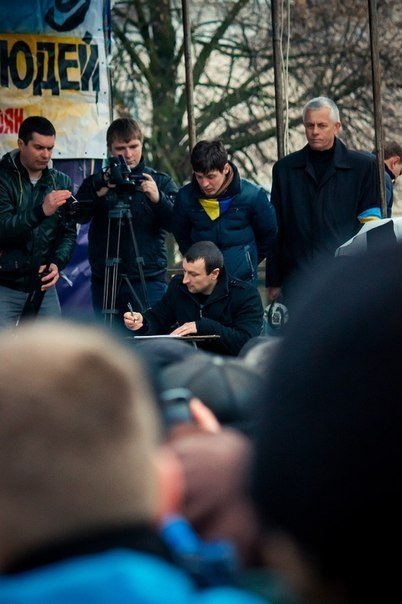 Як у Луцьку «Беркут» ставав на коліна. ФОТО