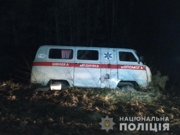 На Волині «швидка» злетіла у кювет: постраждали медик і хвора бабуся