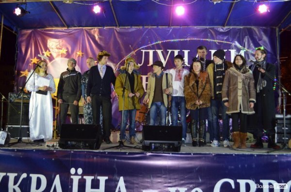 Щедрування на Євромайдані в Луцьку: фаєр-шоу, політичний вертеп і танці. ФОТО