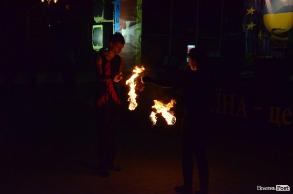 Щедрування на Євромайдані в Луцьку: фаєр-шоу, політичний вертеп і танці. ФОТО