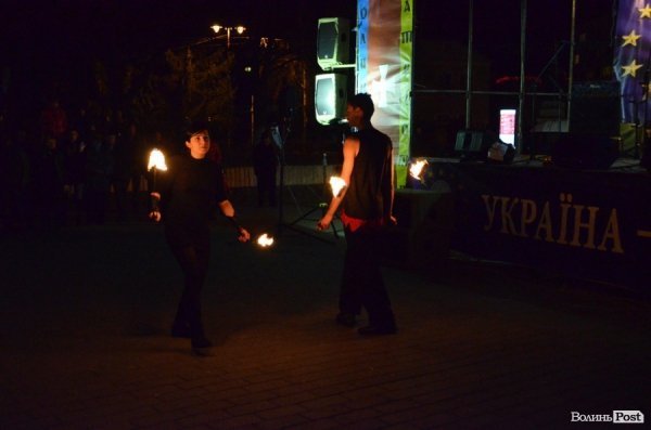 Щедрування на Євромайдані в Луцьку: фаєр-шоу, політичний вертеп і танці. ФОТО