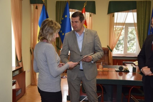 Медсестрі з Луцька, яка рятувала воїнів АТО, подарували квартиру