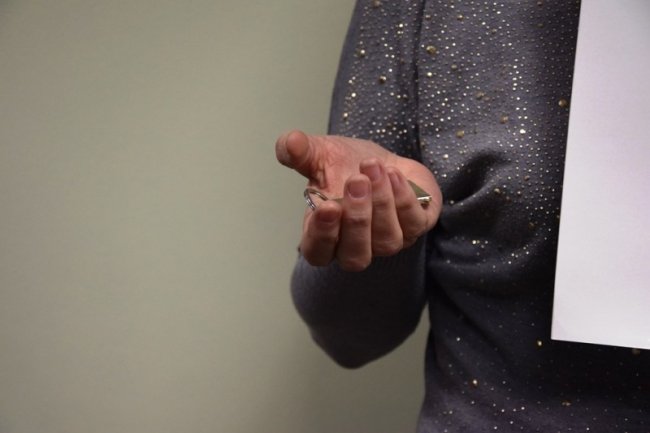 Медсестрі з Луцька, яка рятувала воїнів АТО, подарували квартиру