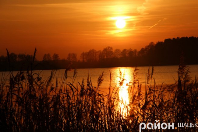 Неймовірний захід сонця на волинському озері. ФОТО