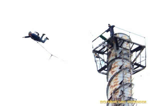 У Луцьку закрили сезон стрибків з труби заввишки 50 метрів. ФОТО
