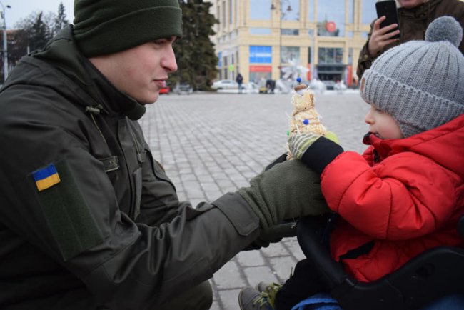 У центрі Луцька гвардійці дарували перехожим ялинки