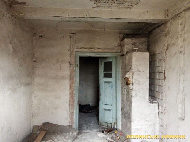 На Волині вагітну сироту поселили у хату-розвалюху, яка не придатна для проживання. ФОТО