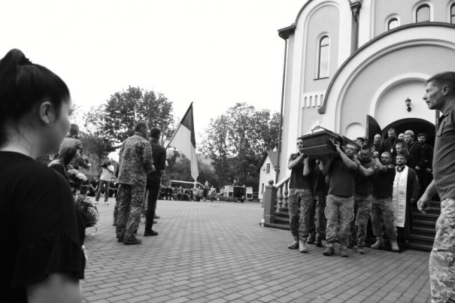 У Луцьку  в останню дорогу провели двох Героїв Віталія Велічка та Антона Бучка. ФОТО