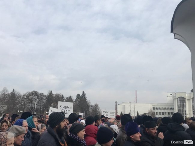З нами Бог: у Луцьку прихильники УПЦ (МП) вийшли на майдан. ФОТО
