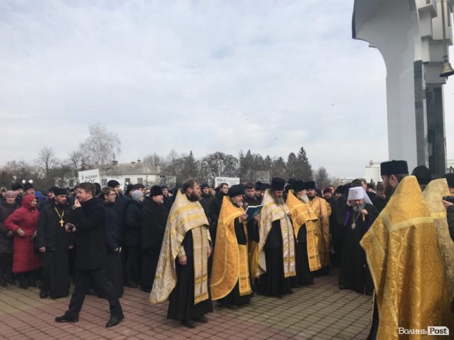 З нами Бог: у Луцьку прихильники УПЦ (МП) вийшли на майдан. ФОТО