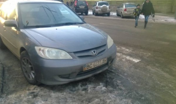 У Луцьку водій припаркував машину на «зебрі» під вікнами прокуратури