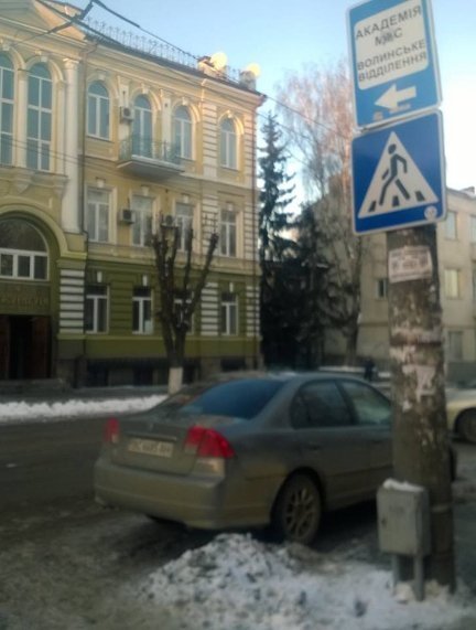 У Луцьку водій припаркував машину на «зебрі» під вікнами прокуратури