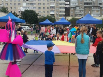 У Луцьку біля РАЦСу влаштували свято для дітей. ФОТО