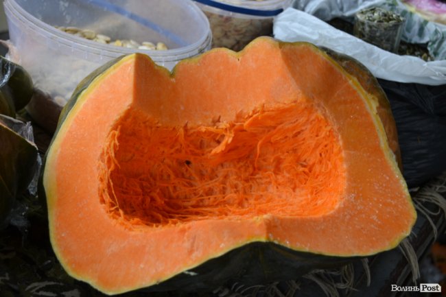 Гарбузи, журавлина та обліпиха: скільки на луцькому ринку коштують дари осені