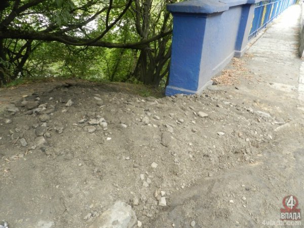 Міст у Луцьку продовжує розвалюватися після косметичного ремонту. ФОТО
