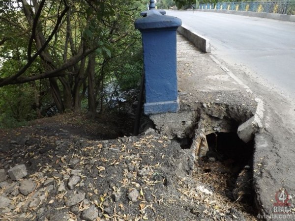 Міст у Луцьку продовжує розвалюватися після косметичного ремонту. ФОТО