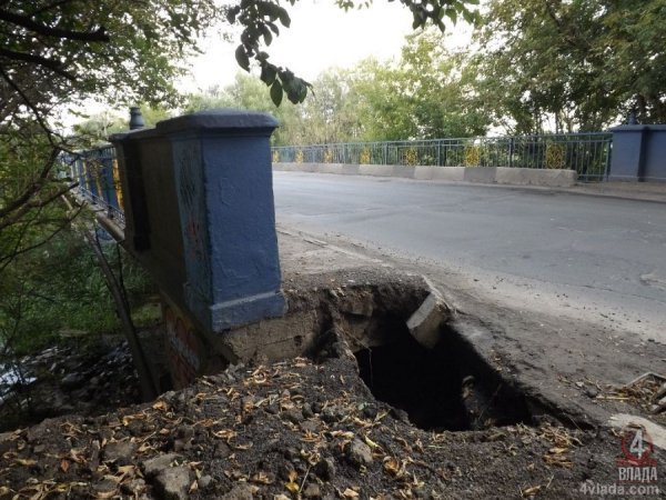 Міст у Луцьку продовжує розвалюватися після косметичного ремонту. ФОТО