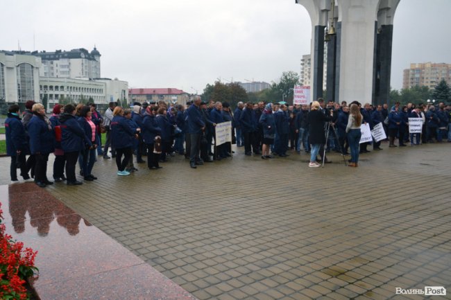 Під «білим домом» у Луцьку - пікет. ФОТО 