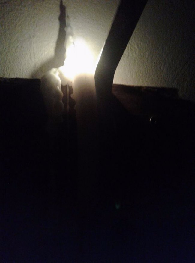 Луцьк неочікуваний: в туалеті спорткомплексу світять свічкою