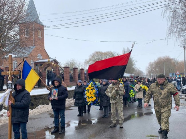 У громаді біля Луцька навколішки прощалися із полеглим Воїном