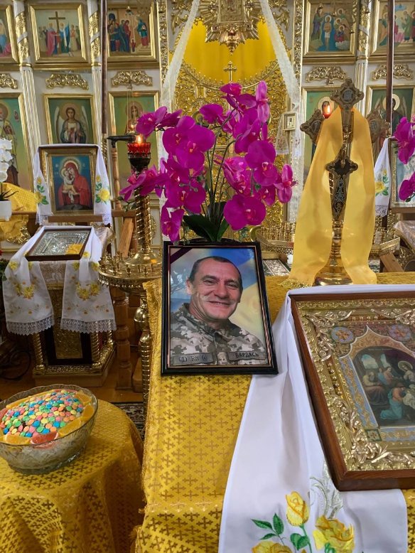 У громаді біля Луцька навколішки прощалися із полеглим Воїном