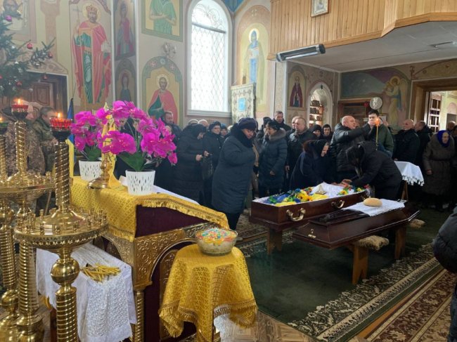 У громаді біля Луцька навколішки прощалися із полеглим Воїном