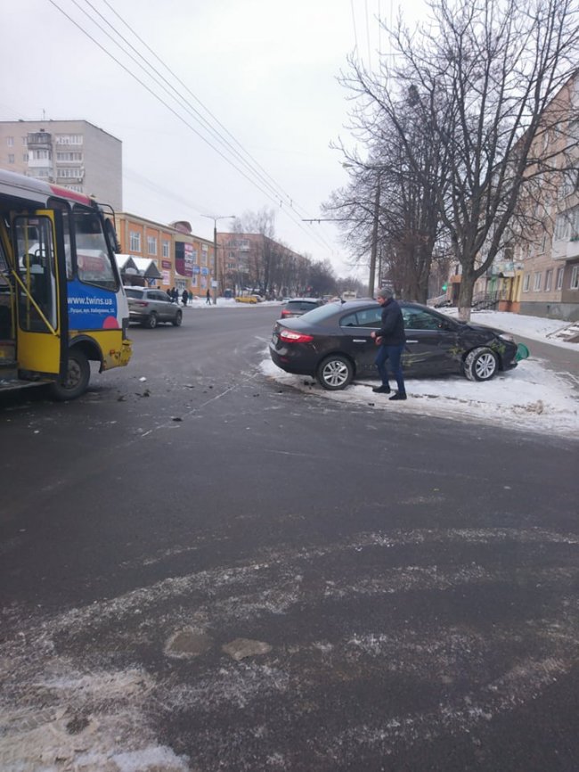 Аварія у Луцьку: Renault влетіло у маршрутку