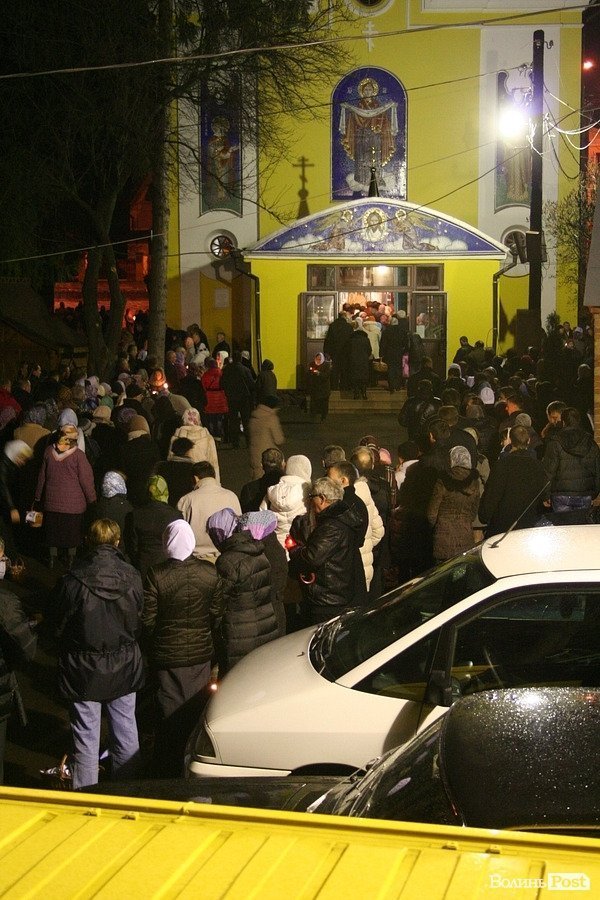 Пасхальна ніч у Луцьку: як святили паски у Покровській церкві. ФОТО