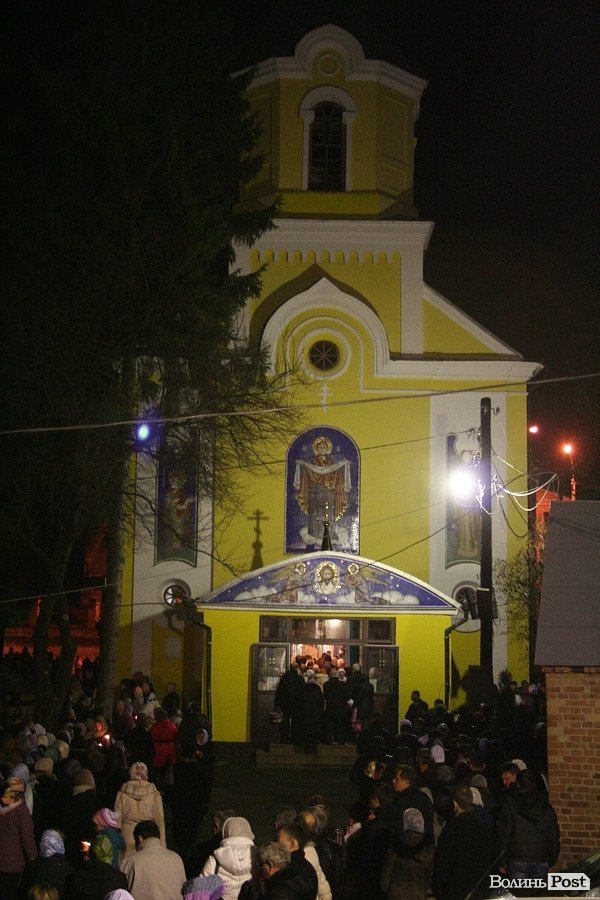 Пасхальна ніч у Луцьку: як святили паски у Покровській церкві. ФОТО