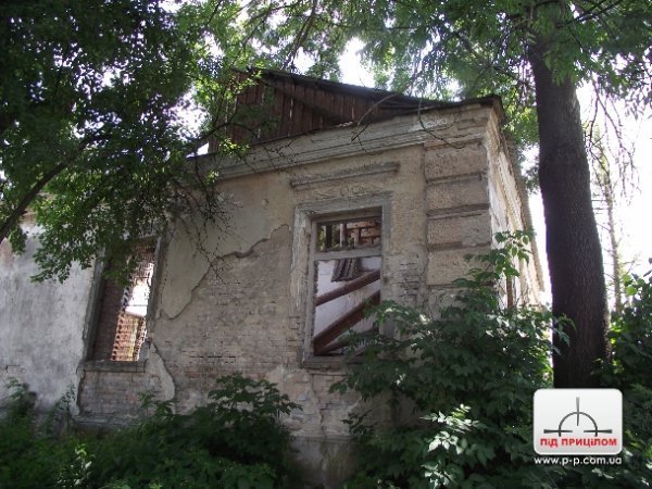 У Старому місті Луцька руйнуються два старі будинки. ФОТО