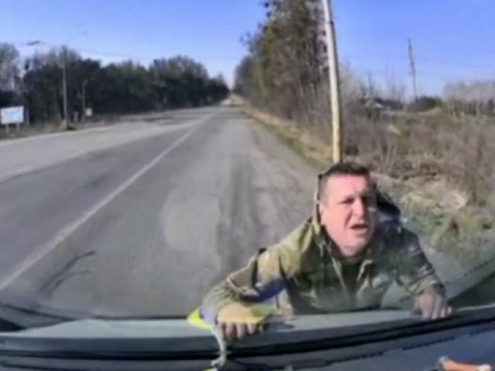 Судили водія буса, який біля Луцька провіз на капоті військового ТЦК