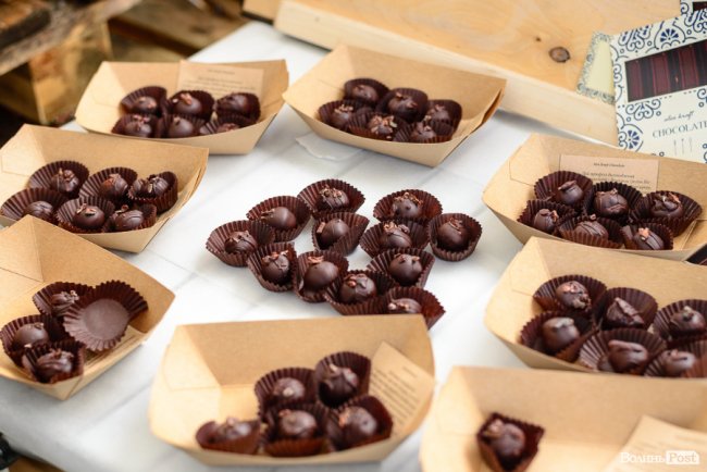 Гостей частували витонченим крафтовим шоколадом від «Аlex.kraft.choco»