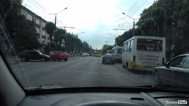 Через аварію в Луцьку на Перемоги - «тягучка»